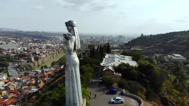 Monumento à mãe Karla em Tbilisi. A Madre Geórgia é um monumento na capital da Geórgia, Tbilisi. Fotografia aérea. Geórgia. - Filmagem, Vídeo