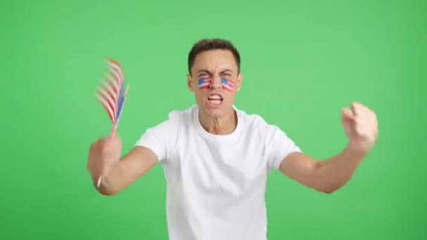 Videó a stúdióban egy amerikai szurkoló kromájával, aki egy nemzeti zászlót lengetve sikoltozik, szurkol a csapatának a győzelemért és szenvedélyesen ünnepel. - Felvétel, videó