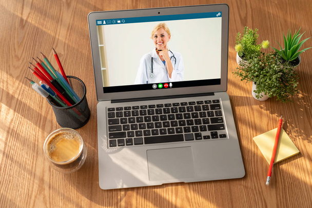 Médecin appel vidéo en ligne par l'application logicielle de télémédecine modish pour réunion virtuelle avec le patient - Photo, image