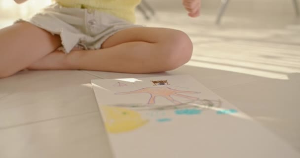 Bunte Kreationen: Großaufnahme von Kinderhänden, die zu Hause mit Bleistiften auf Papier illustrieren. Hochwertiges 4k Filmmaterial - Filmmaterial, Video