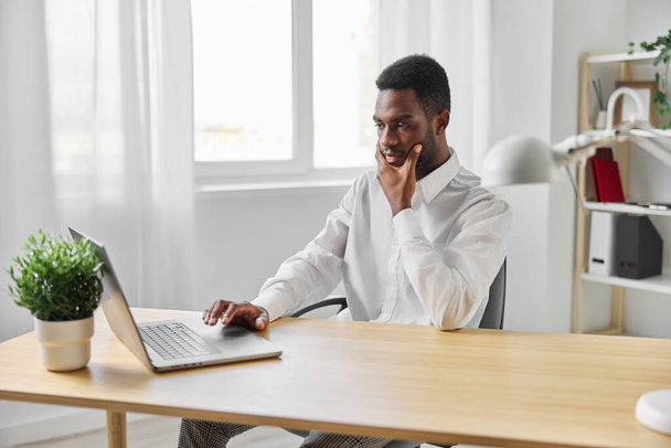 férfi afrikai munka szabadúszó iroda diák munkahely alkalmazott menedzser férfi üzleti távolság laptop mosolygós fekete munka vállalkozó oktatás számítógép fiatal online amerikai - Fotó, kép