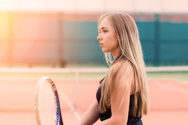 Tennisturnaus. Naispelaaja savea tenniskenttä - Valokuva, kuva