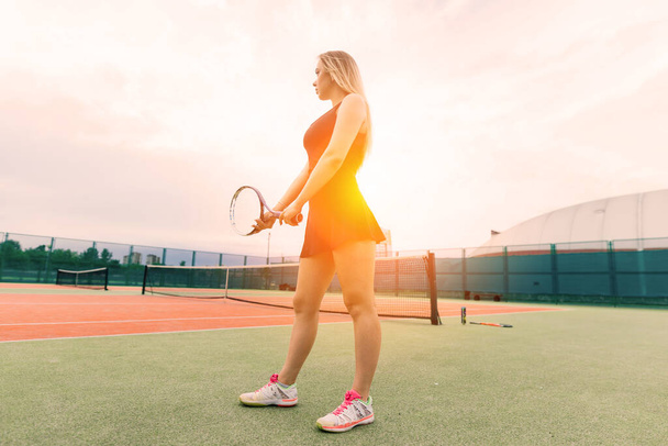 Tennistoernooi. Vrouwelijke speelster op de tennisbaan - Foto, afbeelding