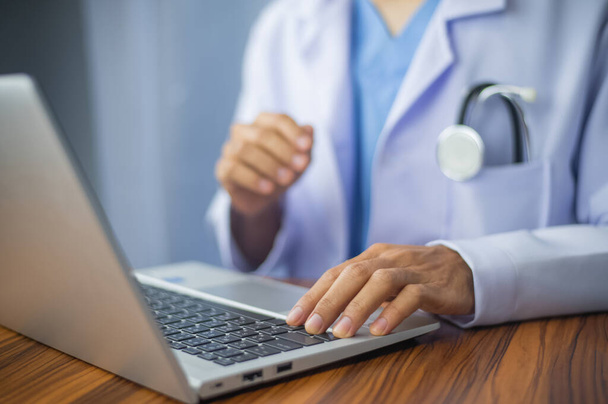 Medico utilizzando computer digitando sulla tastiera. Computer medico - Foto, immagini