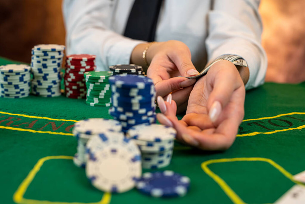 красива жінка-гравець рахує фішки за гроші і збирає під час гри в покер в казино. концепція азартних ігор. жінка. ізольовані
 - Фото, зображення