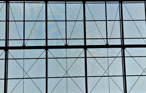 Bina girişinin üstündeki asılmış cam çatı. Otobüs durağı, tren istasyonu. Kablo telleri. Pergola galvanize çelik çerçeve, doku ve deseni olan alüminyum yapı - Fotoğraf, Görsel