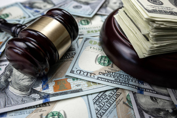 судья молоток и 100 долларовые купюры в качестве фона. Судья и денежная концепция. Коррупция - Фото, изображение