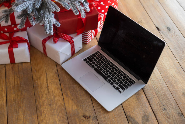 computador portátil contra luzes de Natal borradas fundo. - Foto, Imagem