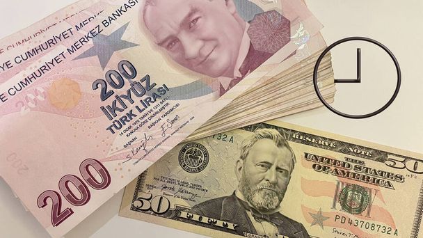 Moeda turca, notas de lira turcas com nota de dólar. A lira turca é a moeda nacional da Turquia. Tempo é dinheiro.  - Foto, Imagem