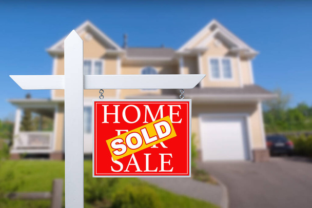 Продається будинок на продаж знак нерухомості перед красивим новим будинком
 - Фото, зображення