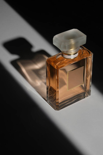 Frasco de perfume de vidrio. Elegante composición publicitaria de perfumes. Concepto de publicidad de perfumes. - Foto, imagen