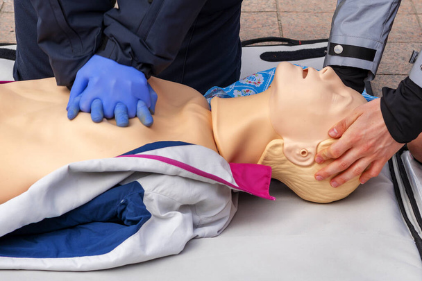 Mani di un poliziotto su un manichino durante un esercizio di rianimazione. CPR First Aid Training Concept.Urgent Care. - Foto, immagini