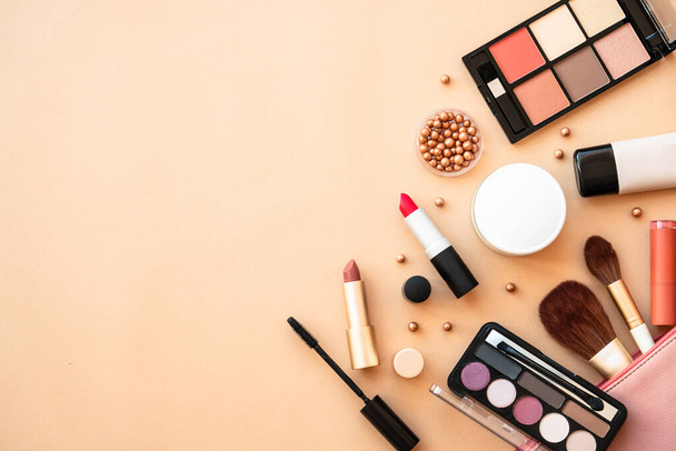 Make-up-Beauty-Produkte vor pastellfarbenem Hintergrund. Puder, Foundation, Wimperntusche, Lippenstifte. Flache Lage. - Foto, Bild