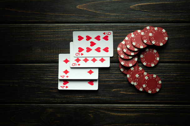 Παίζοντας χαρτιά με ένα νικητήριο συνδυασμό δύο ζεύγη σε ένα μαύρο τραπέζι σε μια λέσχη πόκερ. Η νίκη στον αθλητισμό εξαρτάται από την τύχη - Φωτογραφία, εικόνα