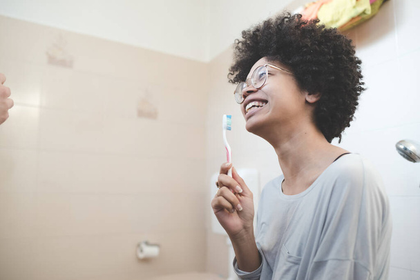 jovem misto mulher interior escovação dentes - Foto, Imagem