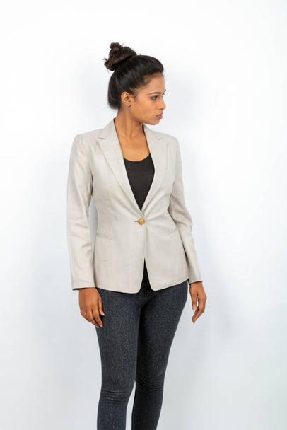 Oficina corporativa señora con el pelo negro en ropa formal con blazer blanco sobre fondo blanco. - Foto, Imagen