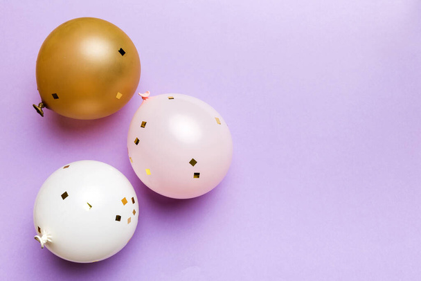 Fondo con globos aerostáticos fastidiosos de forma redonda y confeti, vista superior multicolor. Fondo de fiesta de cumpleaños. - Foto, imagen