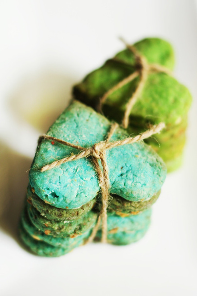 Biscuits en forme de coeur vert courbé sur fond blanc
 - Photo, image