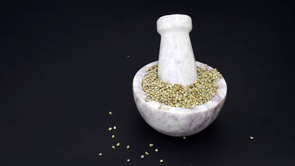 Las semillas de mijo perlado también se conocen como Bajra, Bajri, Bulrush Millet o Indian Millet. Una dieta saludable, altamente nutritiva, saludable y alta en fibra de grano bajra - Foto, Imagen