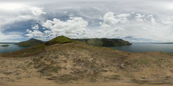 Вид на озеро Тоба и остров Самосир. Суматра, Индонезия. Виртуальная реальность 360. - Фото, изображение