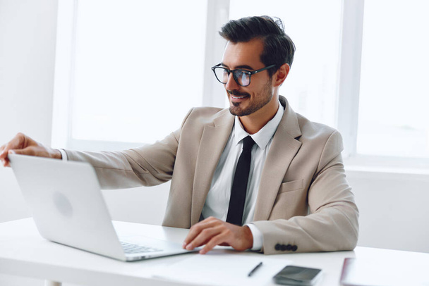 Férfi felnőtt üzlet győztes háttér öltöny férfi kaukázusi vállalkozó ügyvezető boldog technológia siker fickó munka laptop irodai munkás üzletember fehér életmód - Fotó, kép