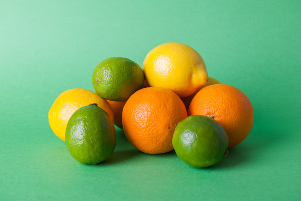 Πράσινα λεμόνια, πορτοκάλια, λεμόνια, αποθεμάτων εικόνα - Φωτογραφία, εικόνα