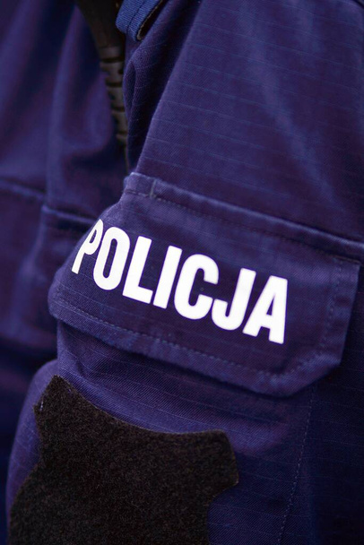 Полицейский знак - логотип на обороте полицейской формы. Полицья. - Фото, изображение