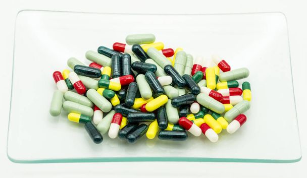 Detail van een stapel van diverse pillen van verschillende kleuren - Foto, afbeelding