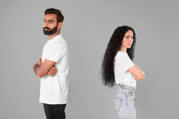 Problematika vztahů, konflikty. Naštvaný arabský pár, který se po hádce navzájem ignoruje, stojí zády k šedému pozadí studia. Nešťastné manželské problémy, rozchod a rozvod - Fotografie, Obrázek