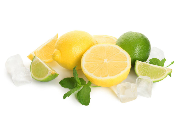 Limões e limas frescos com cubos de gelo sobre fundo branco - Foto, Imagem
