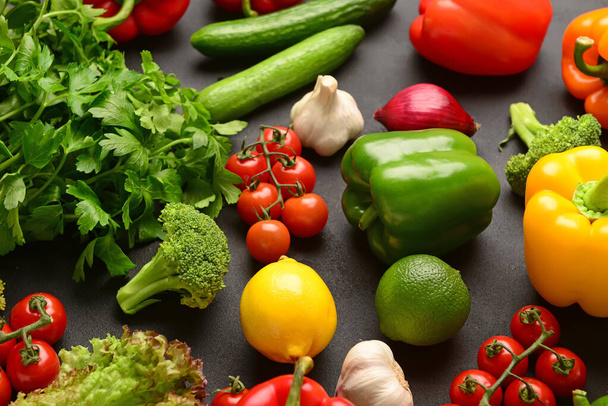 Différents légumes frais et persil sur fond noir - Photo, image
