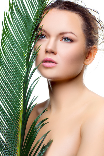 Женщина с пальмовым листом
. - Фото, изображение