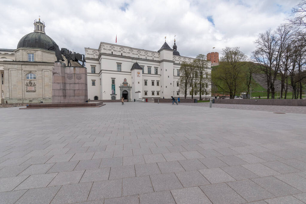 Gidimino Wieża i Pałac Wielkich Książąt Litwy i posąg króla Gediminasa. - Zdjęcie, obraz