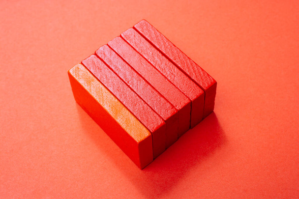 Red Colorl Domino Blokken geplaatst op rode achtergrond - Foto, afbeelding