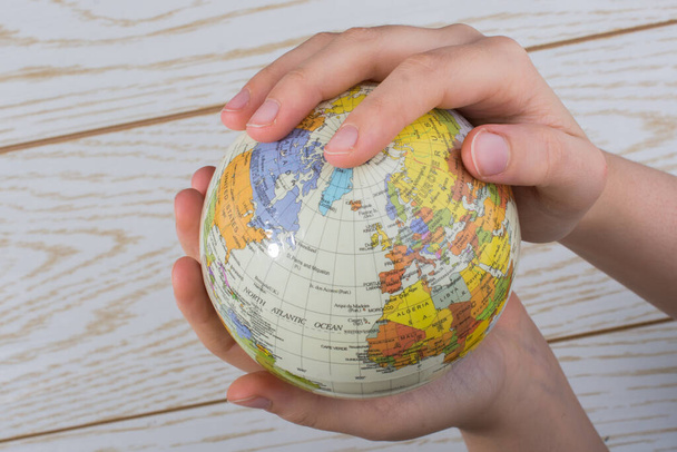 Mão segurando um globo com mapa nele - Foto, Imagem