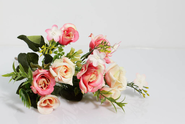 Flores plásticas artificiales falsas, planta para la decoración, ramo de rosas rosadas - Foto, imagen