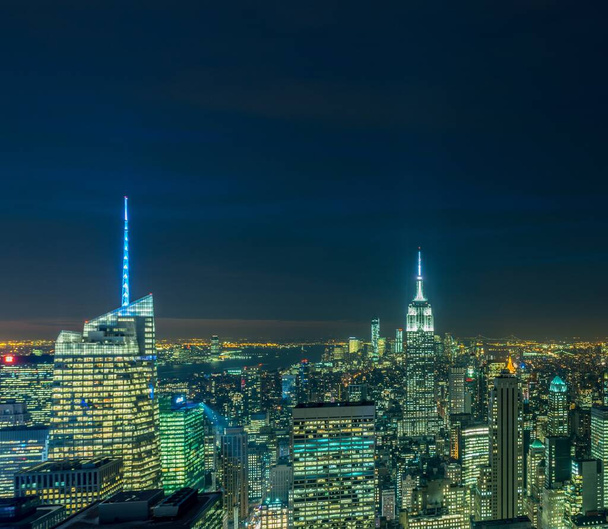 La vista nocturna de Nueva York Manhattan durante el atardecer - Foto, Imagen