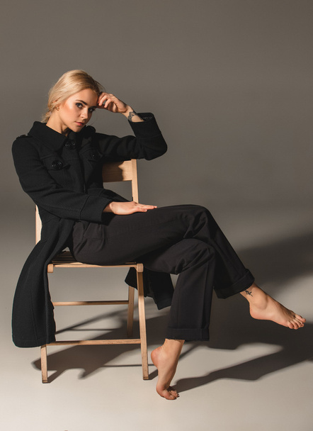 Beauty blond woman on chair - Valokuva, kuva