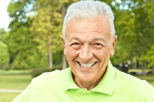 Щасливий старший чоловік на відкритому повітрі
 - Фото, зображення