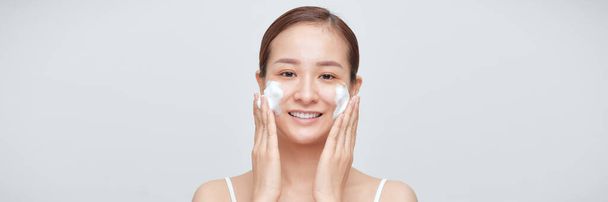 Banner de sorrir jovem mulher lavar rosto de espuma por gel espumoso natural - Foto, Imagem