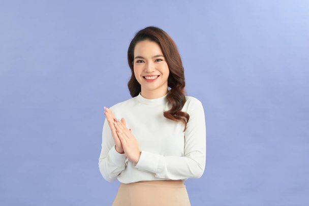 młoda ładna azjatycka kobieta czuje się szczęśliwy i udany, uśmiechnięty i klaszczące ręce - Zdjęcie, obraz