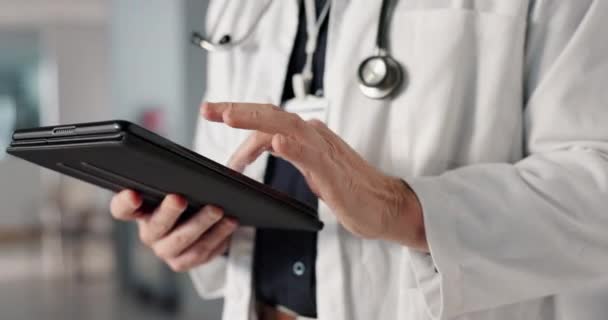 Médecin, les mains et la tablette pour les données hospitalières, les résultats ou les logiciels médicaux de cartes en ligne, le calendrier et l'information. Travailleur de la santé ou personne pour la recherche, la lecture ou l'analyse sur la technologie numérique. - Séquence, vidéo