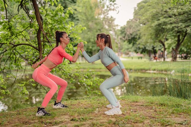 Apto meninas abraçar esporte urbano no parque da cidade - Estilo de vida ativo e treinamento de fitness ao ar livre - Foto, Imagem