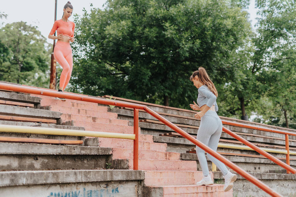 Mujeres activas y seguras haciendo ejercicio al aire libre en la ciudad - Foto, imagen