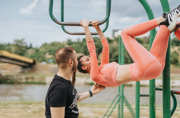 Dos amigos activos que se motivan mutuamente con ejercicios cardiovasculares al aire libre en el entorno urbano - Foto, Imagen