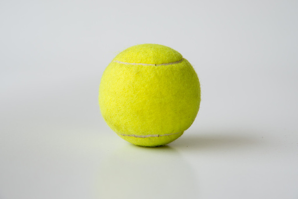balle de tennis isolée sur fond blanc - Photo, image