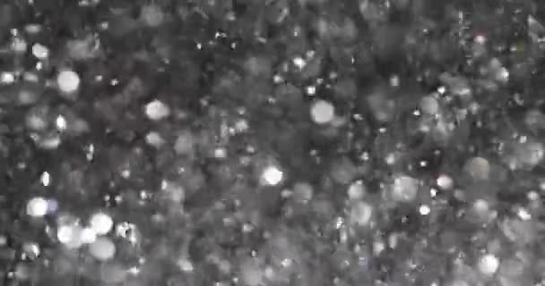 Silberweißer abstrakter dunkler Hintergrund und leuchtende Lichter. Funkelnde Weihnachtsbeleuchtung - Filmmaterial, Video