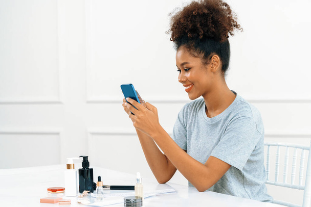 Junge glückliche Frau kauft Produkt durch Online-Shopping zu Hause, während die Bestellung von Artikeln aus dem Internet mit Kreditkarte Online-Zahlungssystem durch entscheidende Cyber-Sicherheit von Online-Shop-Plattform geschützt - Foto, Bild
