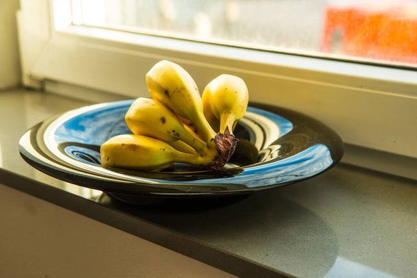 dojrzałe banany w czarnej misce owoców na parapetach - Zdjęcie, obraz