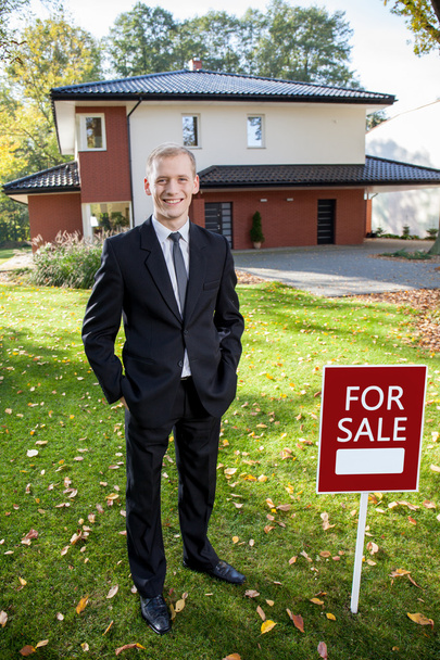 Estate broker standing outside the house - Foto, afbeelding